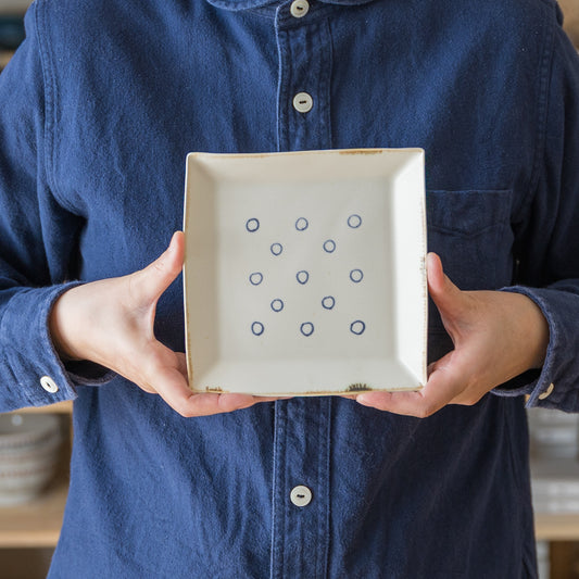 お菓子をのせるのにぴったりな鈴木しのぶさんのあられ文四方皿