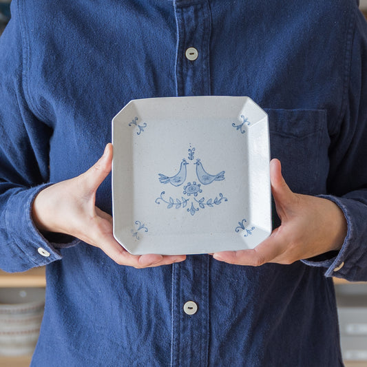 飾っておきたくなる鈴木しのぶさんのタイル皿