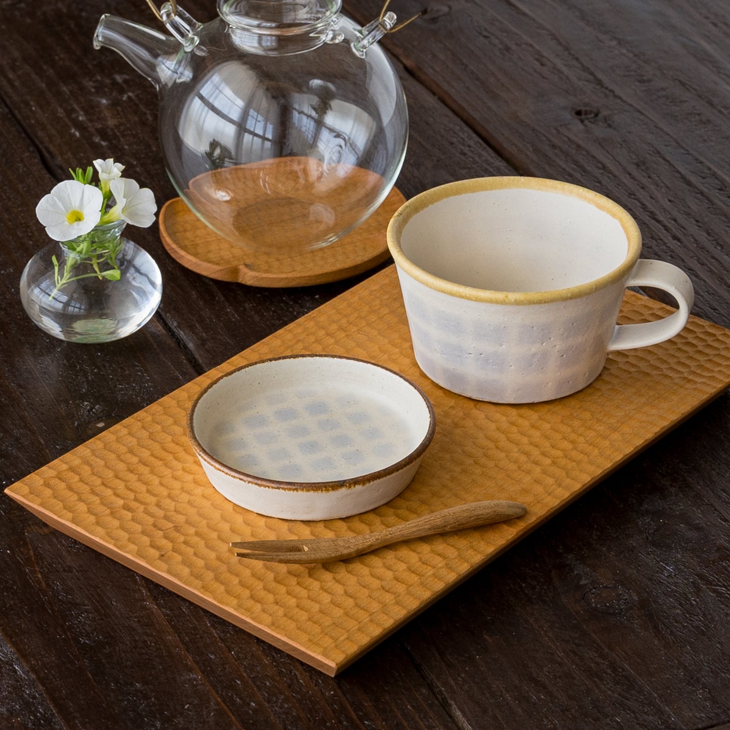 おうちでカフェ気分を楽しめる岡洋美さんの格子柄の豆鉢とスープカップ