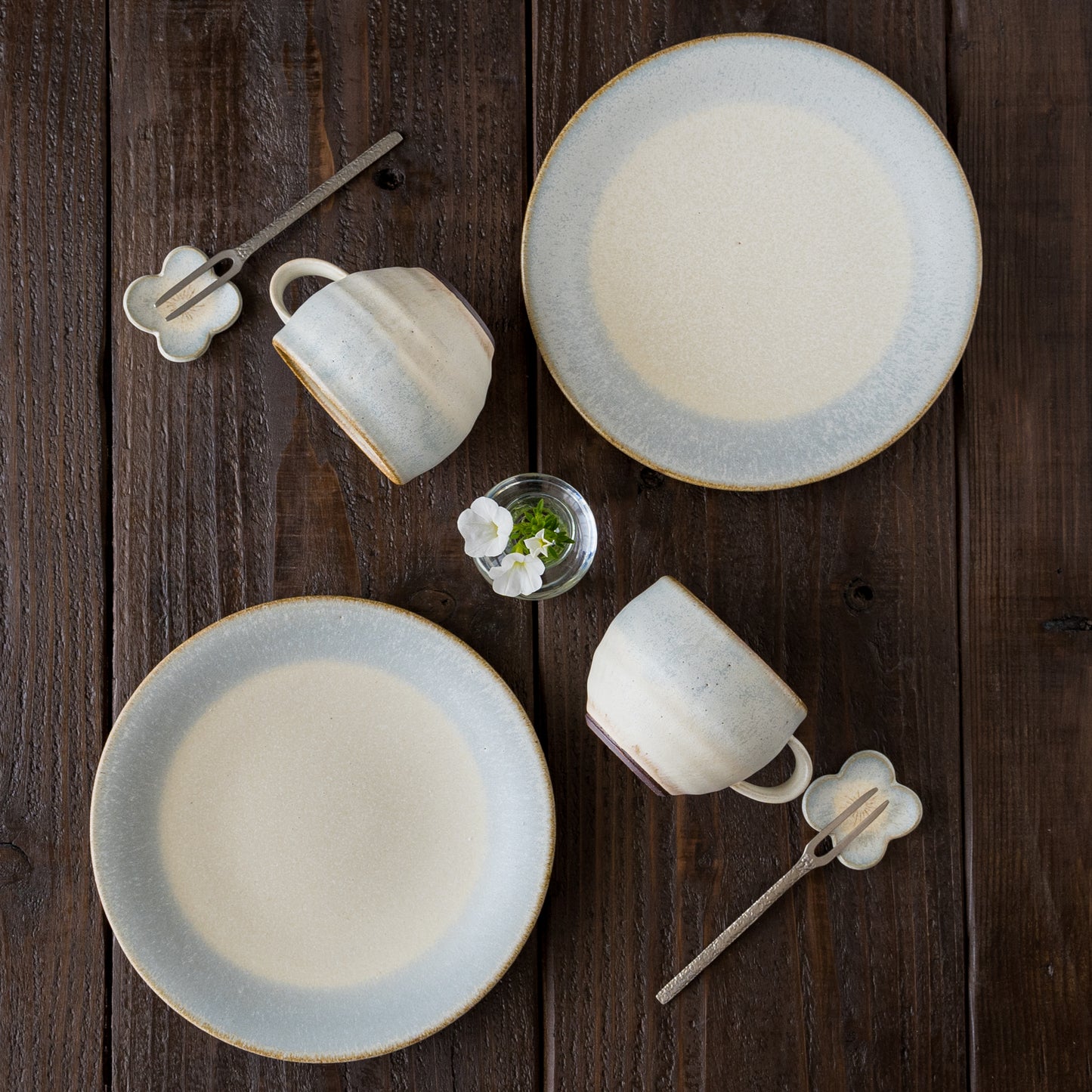 おうち時間を豊かにしてくれる岡洋美さんのブルーの7寸皿とマグカップ