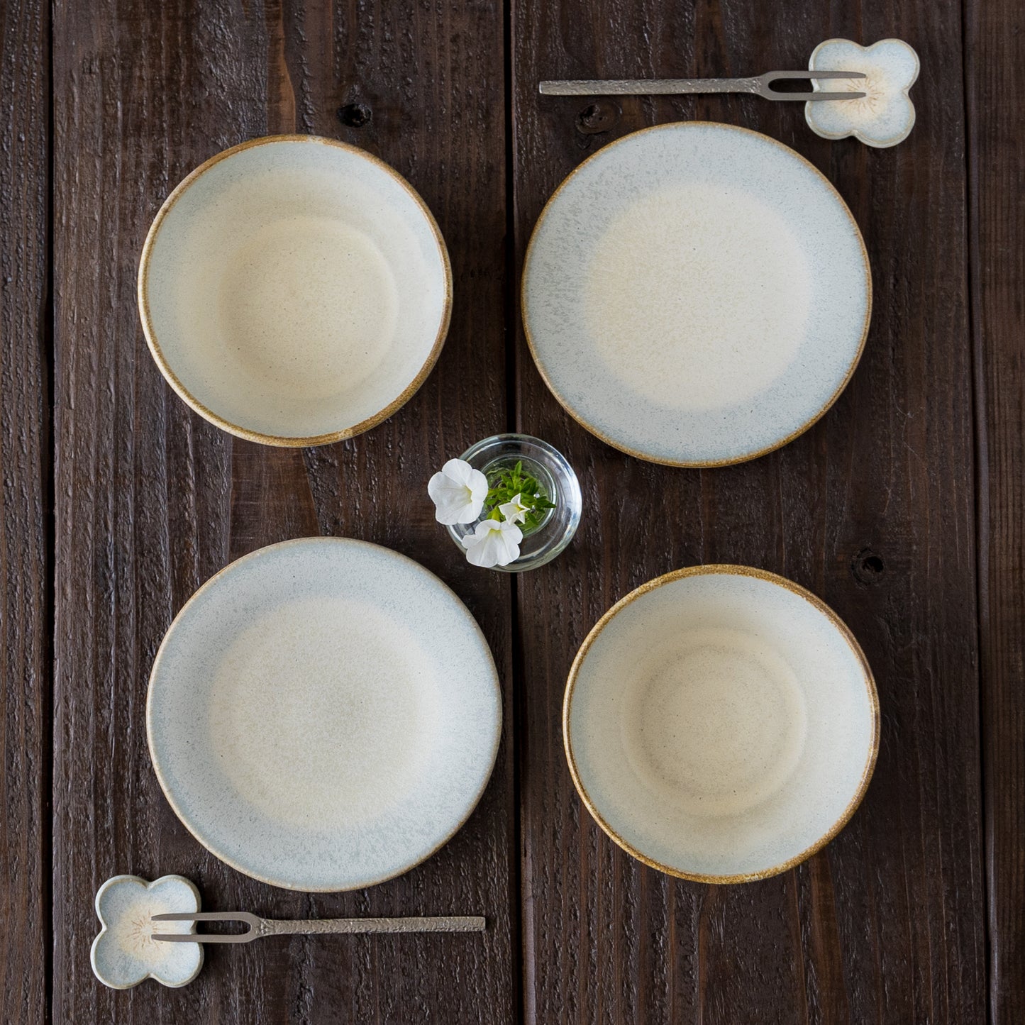 食卓を明るく爽やかに彩ってくれる岡洋美さんのブルーのうつわ