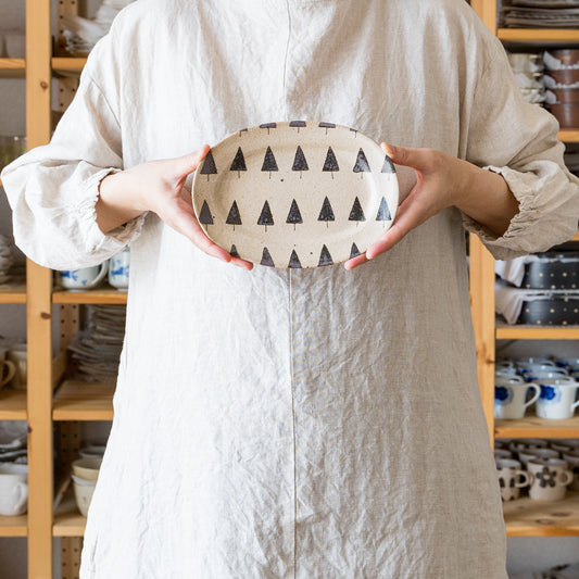 土ものの温もりを感じる岡村朝子さんのオーバル皿