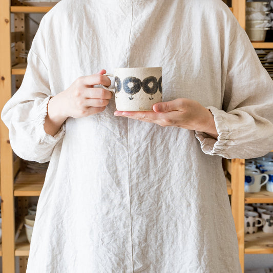 手にしっくり馴染んで持ちやすい岡村朝子さんの花模様のマグ