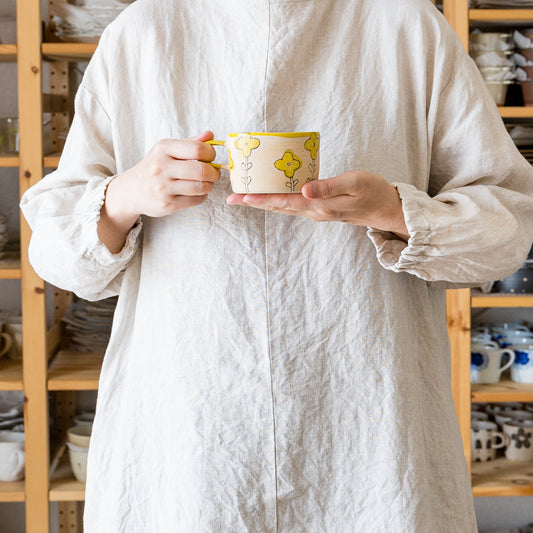 手にしっくり馴染んで持ちやすい岡村朝子さんの黄花のマグ