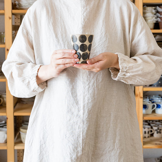 手触りが良く持ちやすい岡村朝子さんのドット柄のフリーカップ