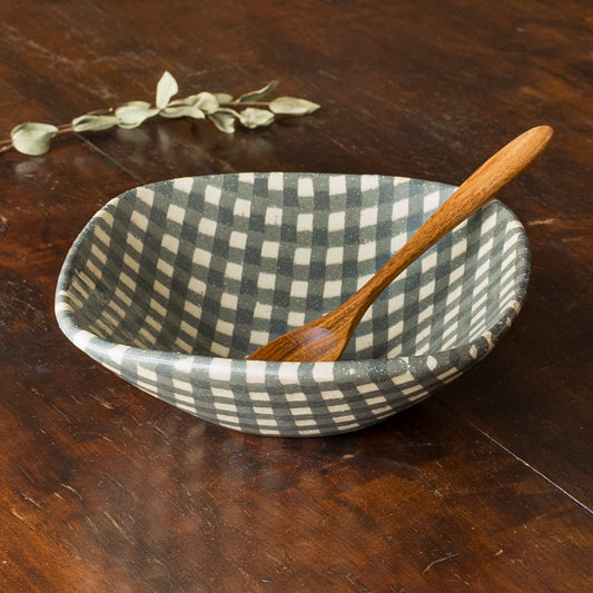 シリアルがもっと美味しく感じる坂下花子さんの練り込みの角ボウル