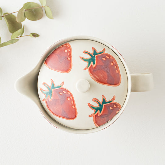 ティータイムを楽しいひとときにしてくれるイチゴ柄の波佐見焼ポット