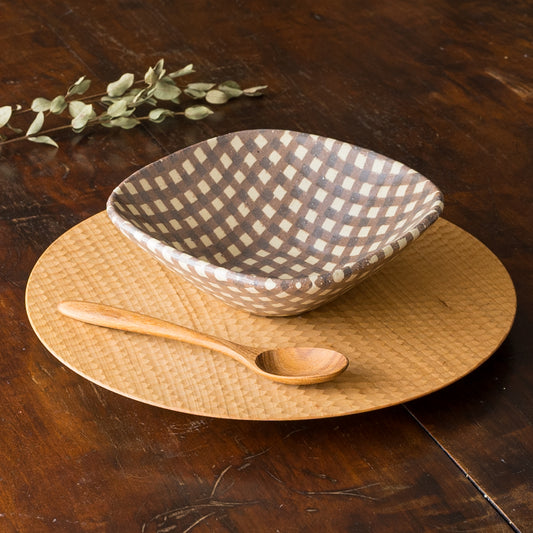 置いてあるだけでほっこり癒される坂下花子さんの練り込みの角ボウル