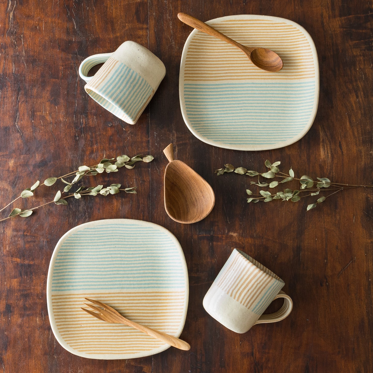 食卓を明るく楽しくしてくれる坂下花子さんの練り込みのマグと四方皿