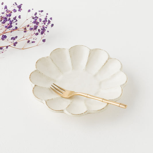 白練が素敵な美濃焼の輪花皿