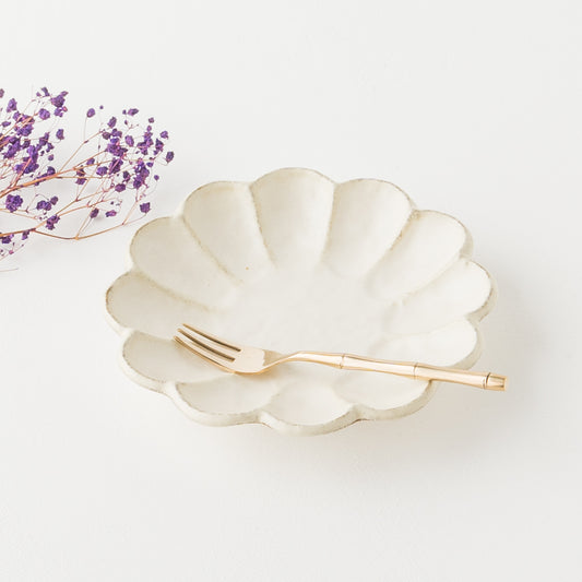 料理が引き立つ美濃焼の輪花皿