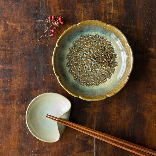 小代焼小代本谷ちひろ窯さんの輪花皿5寸青と箸置き小鉢