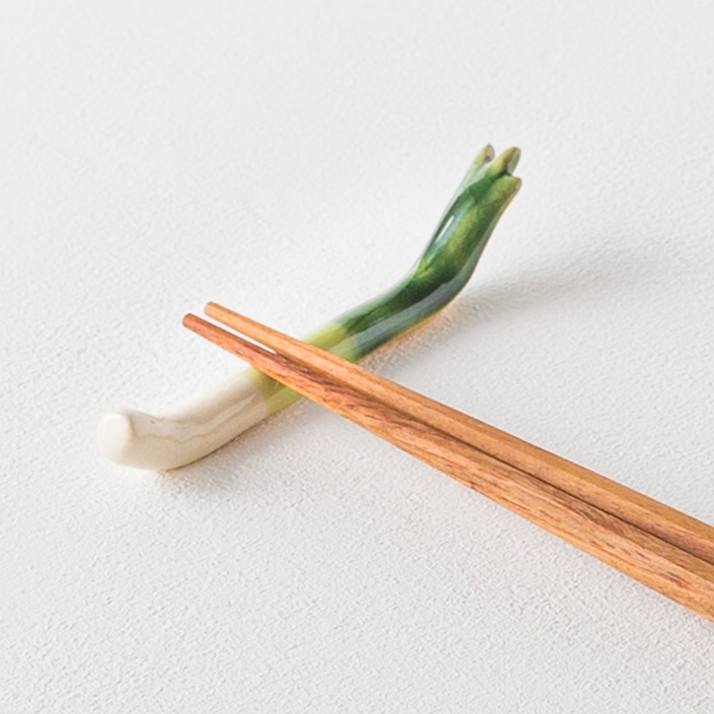 食卓の会話が弾むイホシロ窯の九条葱の箸置き