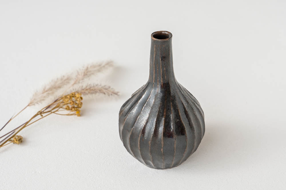 笠原良子さん黒の花瓶