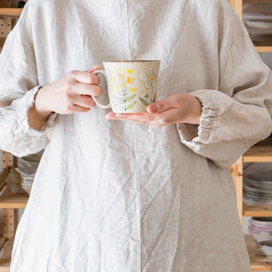 ふんわり優しい菜の花とマーガレットに癒される森野奈津子さんの花模様のマグ