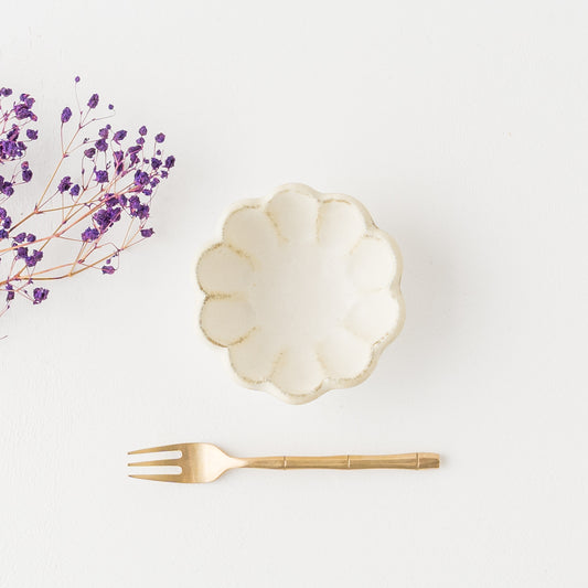 お料理が引き立つ美濃焼の輪花小鉢