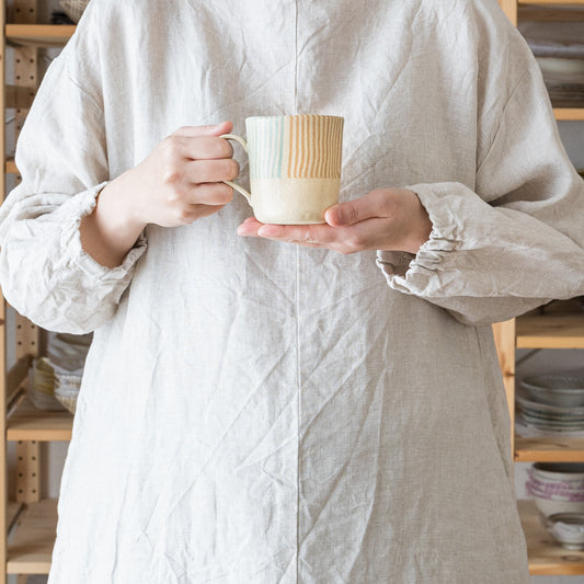 トルコブルーと山吹色の縞々模様がおしゃれで可愛い坂下花子さんの練り込みのマグ