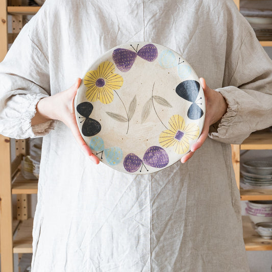 食卓を明るく楽しくしてくれる森野奈津子さんの色化粧の丸皿