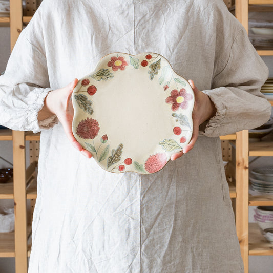 赤いお花と木の実が可愛い森野奈津子さんの花模様の花型皿