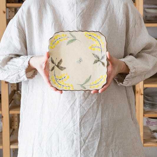 春の暖かさを感じる森野奈津子さんのミモザの角皿