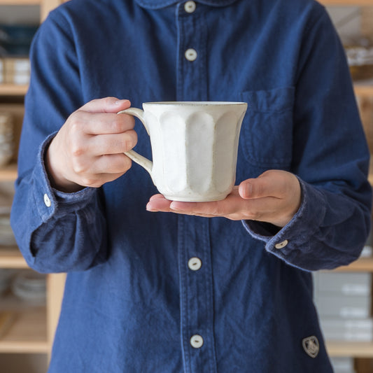 風合いが素敵な美濃焼の輪花マグカップ