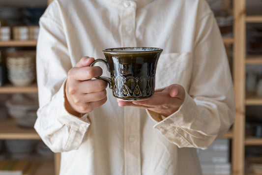 ルリアメ工房のオリーブ釉が素敵なマグカップ