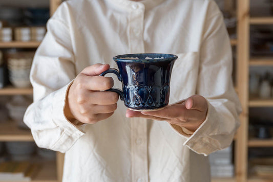 瑠璃色がきれいなルリアメ工房のマグカップ
