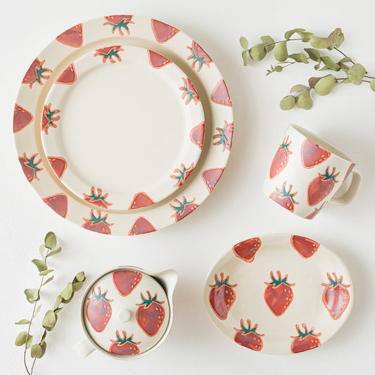 食卓が明るく楽しくしてくくれるイチゴ柄の波佐見焼