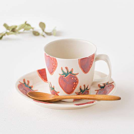 ホッとひとときタイムが楽しめるイチゴ柄の波佐見焼マグ