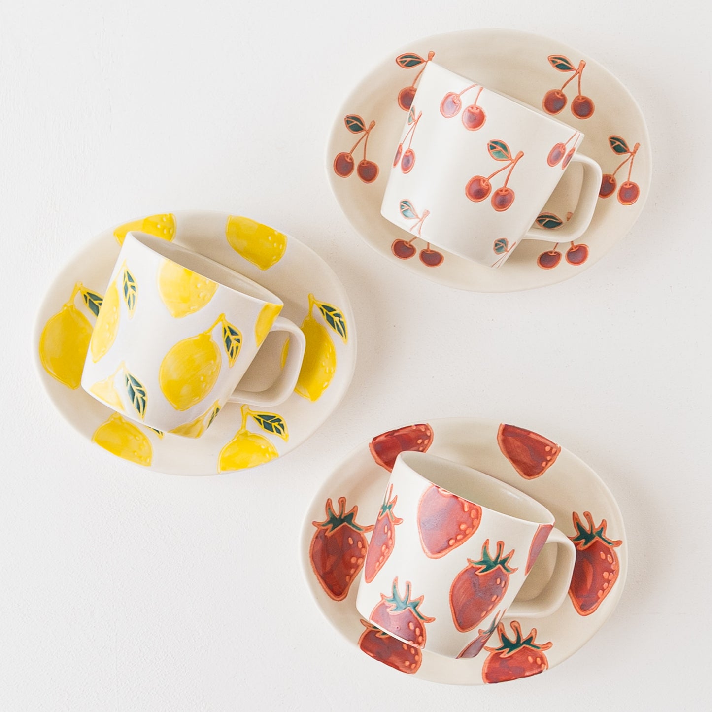 おやつタイムが楽しめるかわいいフルーツ柄の波佐見焼マグと楕円皿
