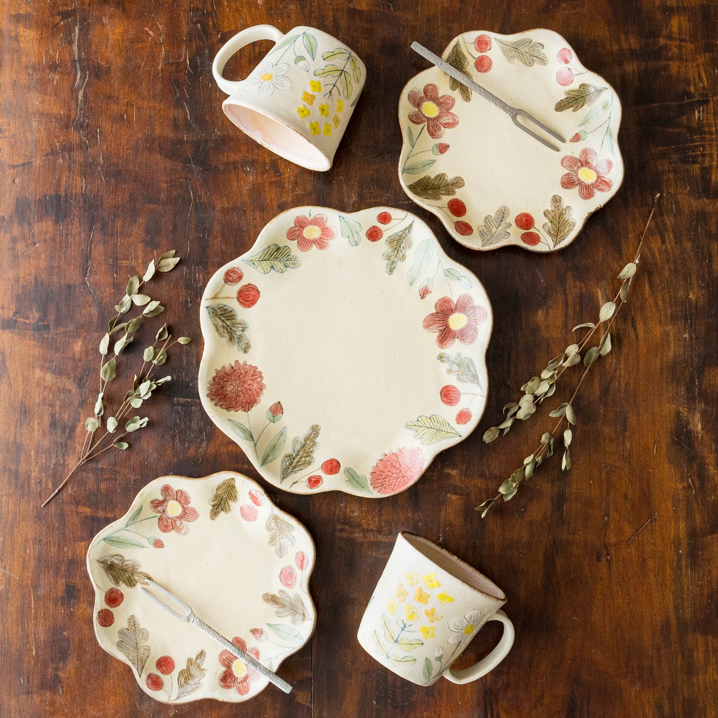 食卓を明るく楽しく包んでくれる森野奈津子さんの花模様のうつわ