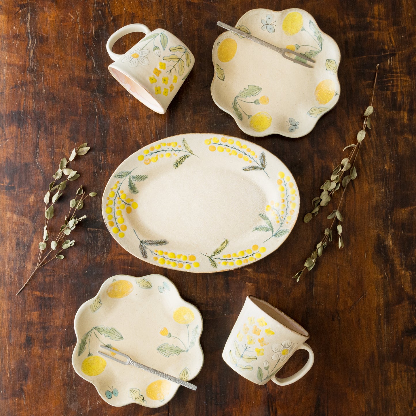 食卓を明るく楽しくしてくれる森野奈津子さんのお花模様のうつわ