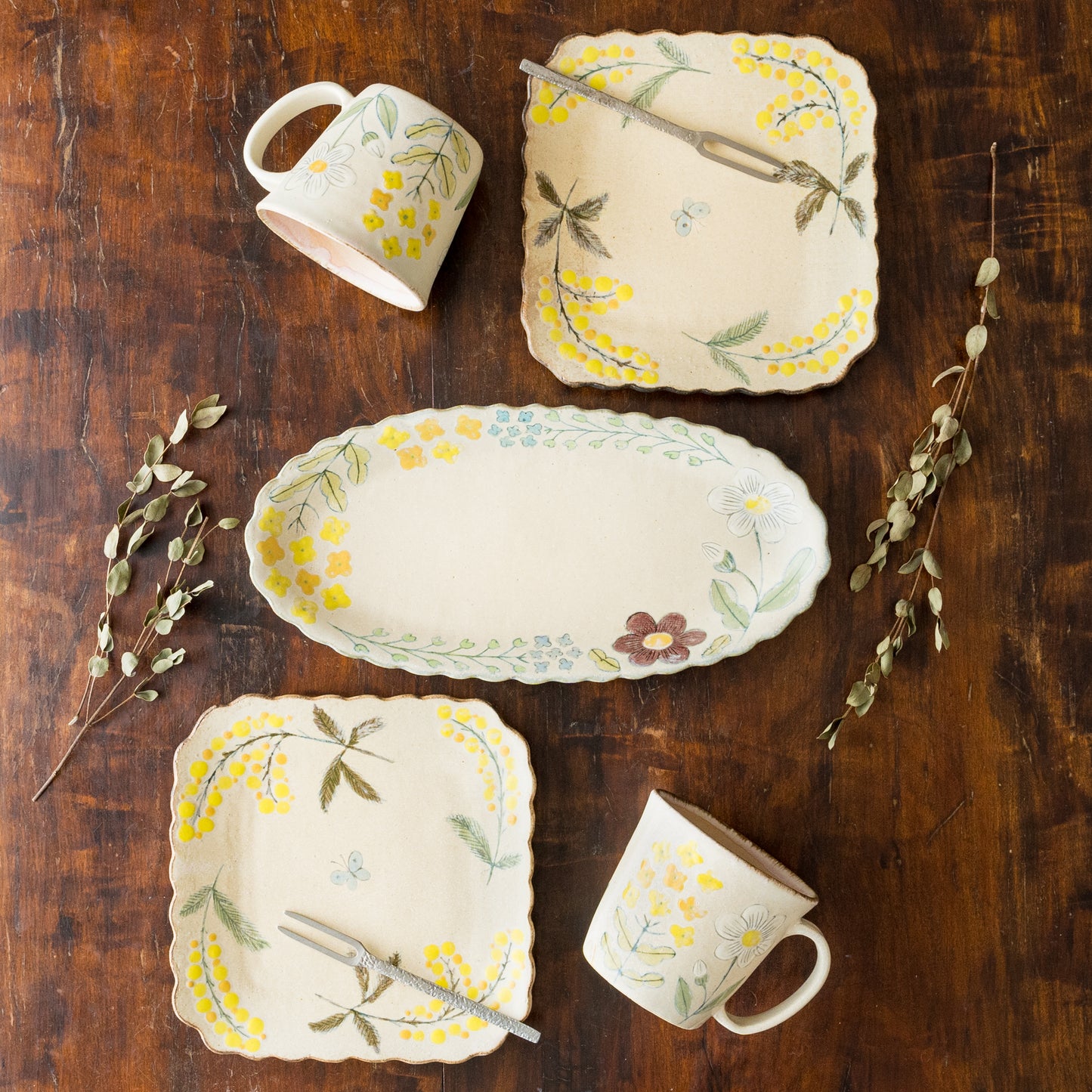 食卓に春を運んでくれる森野奈津子さんのお花模様のうつわ