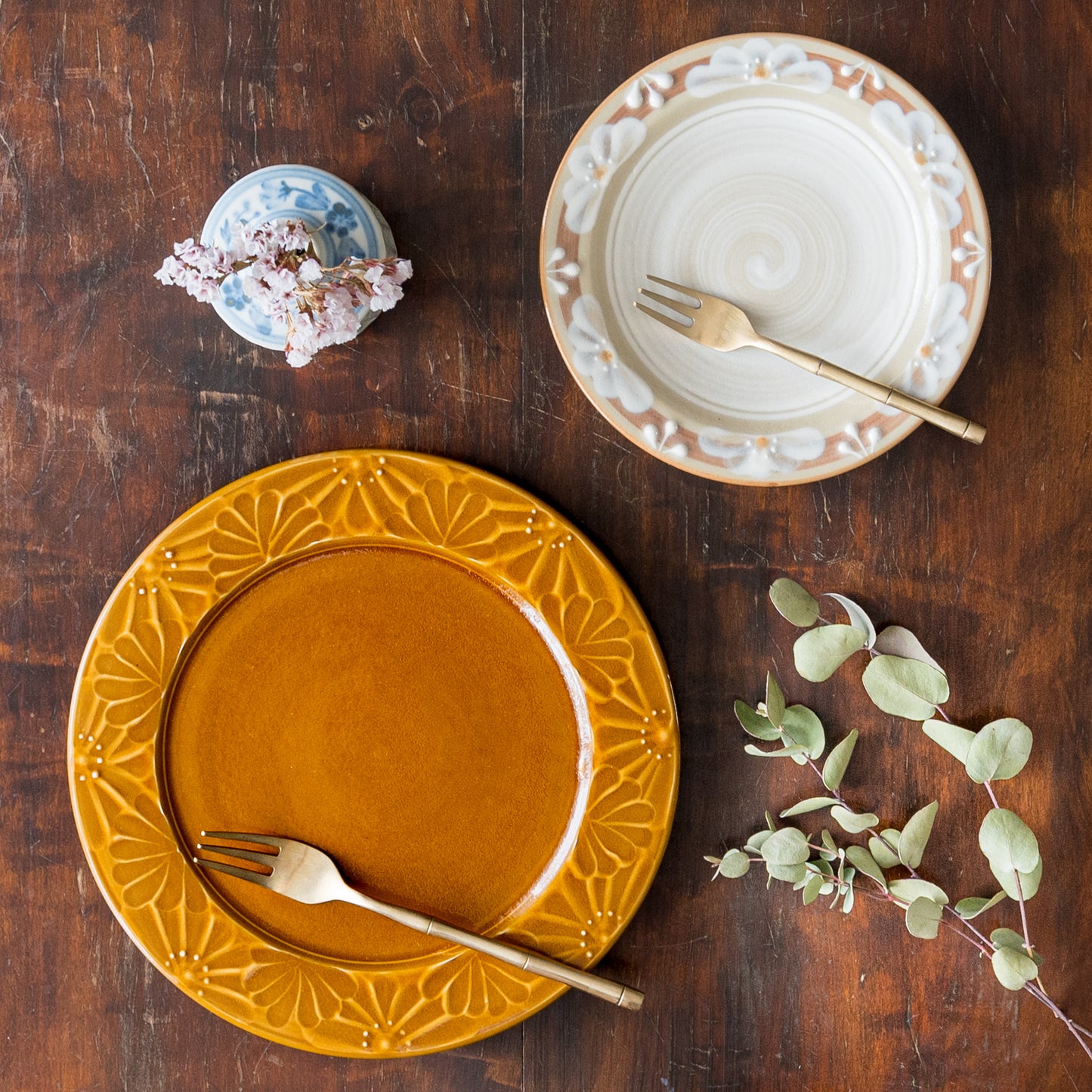 食卓が優雅になるアダチノポタリさんの精炻器のプレート