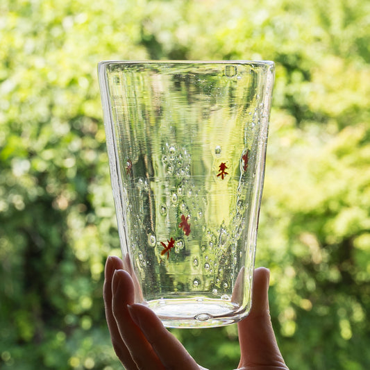 金魚が泳いでいるようでかわいい極楽寺がらす工房の金魚グラス