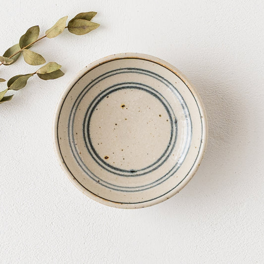 呉須の独楽筋が素敵な冨本大輔さんの灰釉染付3寸皿