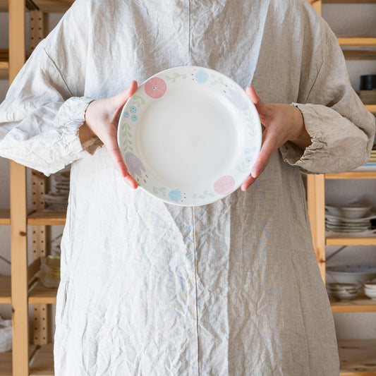 食卓が可愛さに包まれる菊知真由美さんのお花のリムプレート