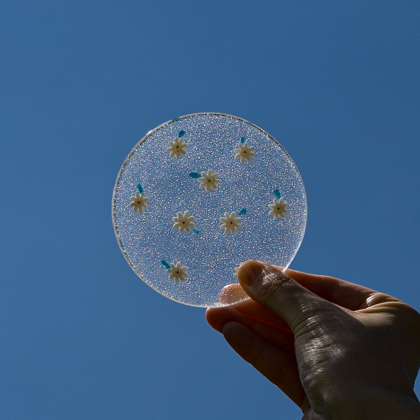 優し気な白いお花がおしゃれで可愛い石塚悠さんのお花豆皿