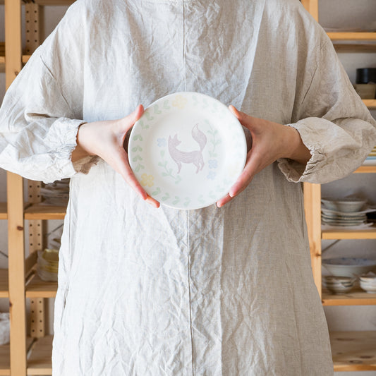 やさし気なきつねに心が和む菊知真由美さんのきつねのプレート