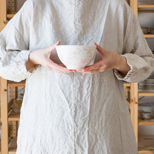 ぼんやり淡い色味が可愛らしい菊知真由美さんのお花のどんぶり