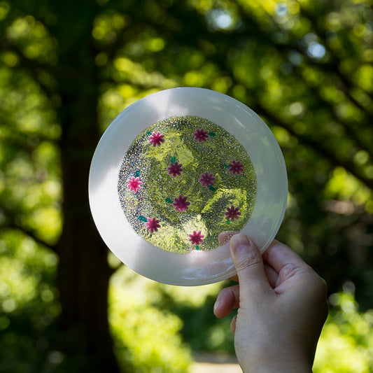 おやつが可愛く映える石塚悠さんのお花皿クラシック