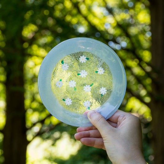 白いお花がおしゃれで可愛い石塚悠さんのお花皿クラシック