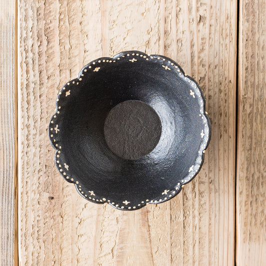 食卓を素敵に彩ってくれる高須愛子さんの輪花高台鉢