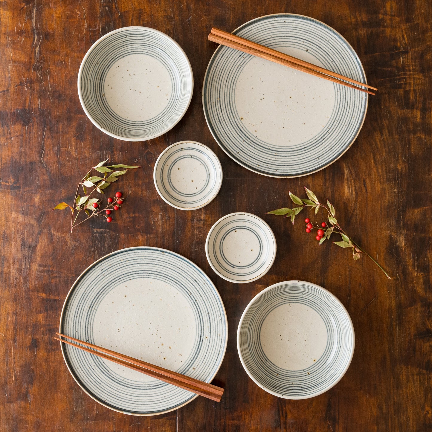 盛り付けたお料理が素敵に引き立つ冨本大輔さんの灰釉染付のうつわ