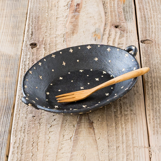 パスタやペンネが可愛く引き立つ高須愛子さんの耳付き楕円皿