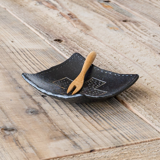 高須愛子さんのクロス模様の角豆皿