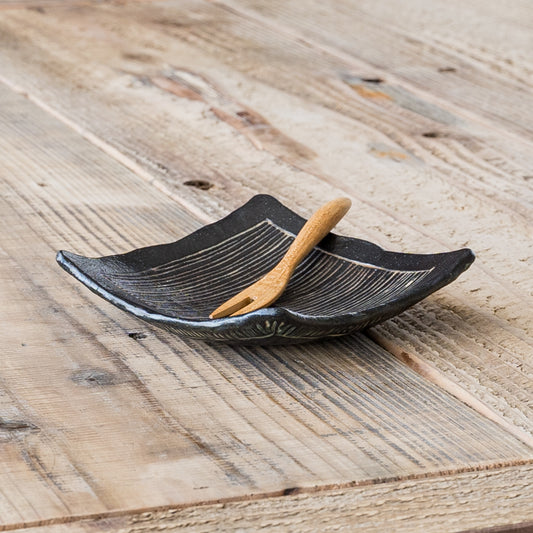 高須愛子さんのライン模様の角豆皿