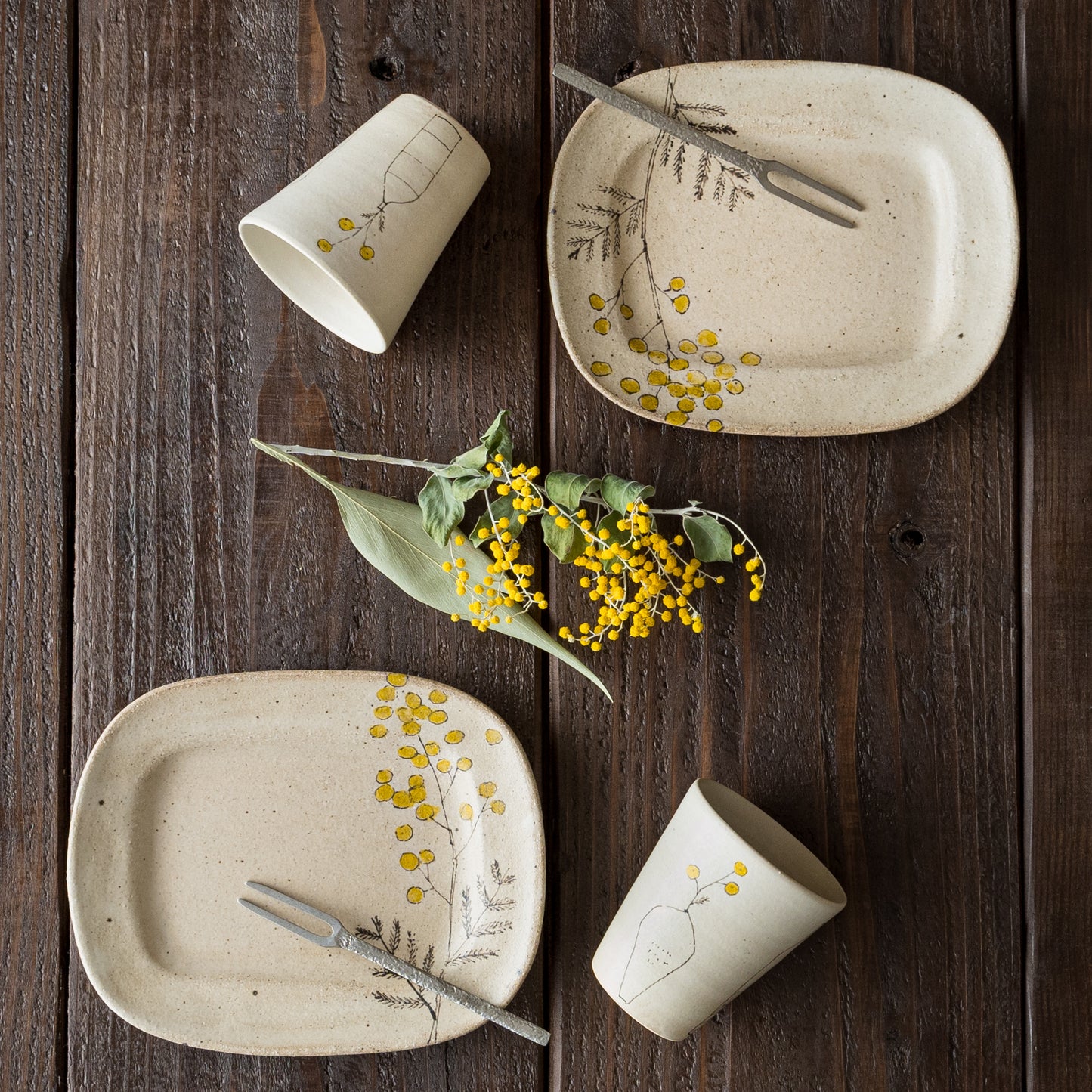 岡村朝子さんのミモザx花びんのフリーカップとミモザの丸四角皿中