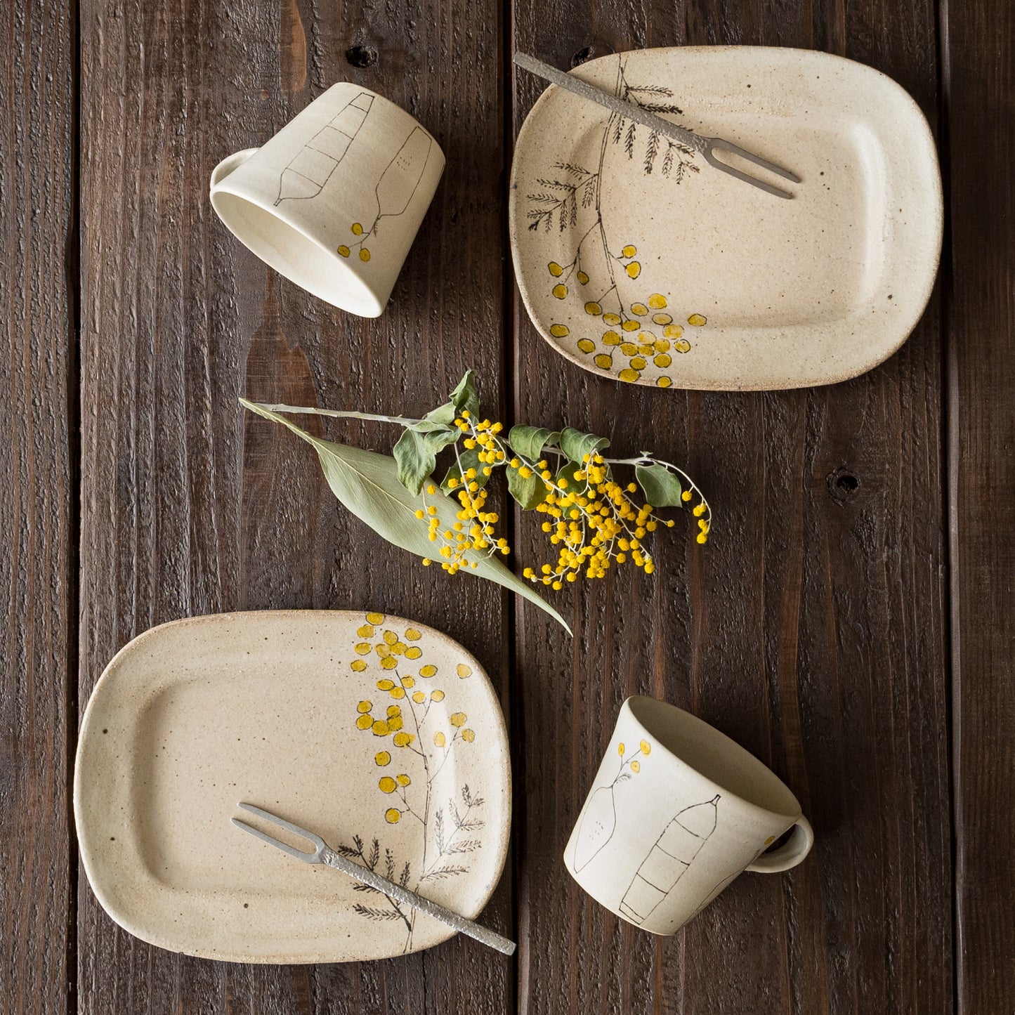 岡村朝子さんのミモザx花びんのマグカップとミモザの丸四角皿中