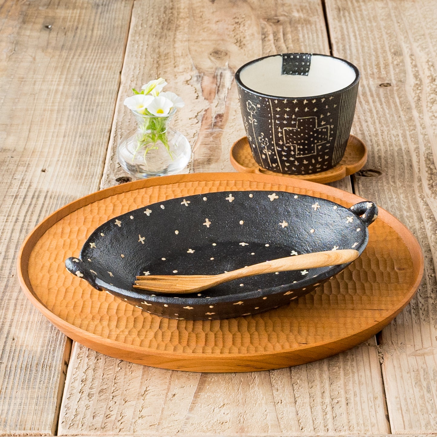 食事の時間を楽しく過ごせる高須愛子さんの耳付き楕円皿と掻き落としカップ